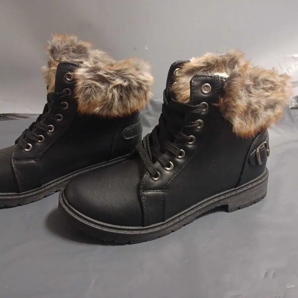 PAIR OF LILLEY FAUX FUR LINED BOOTS IN BLACK - 4