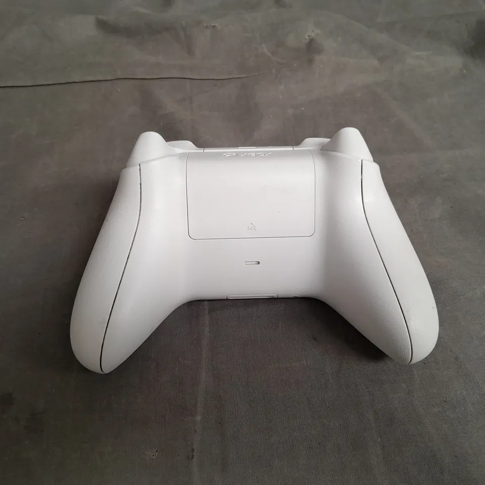 XBOX WIRELESS CONTROLLER IN WHITE