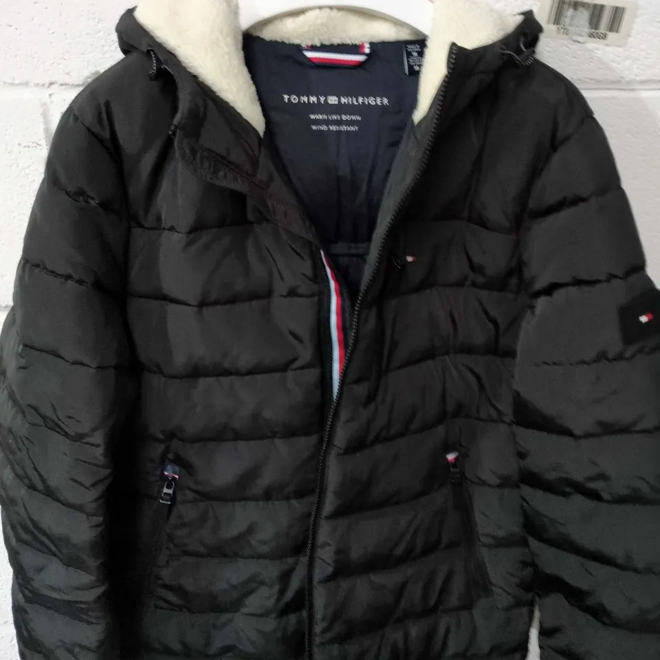 TOMMY HILFIGER PUFFER JACKET – BLACK, HOODED, WIND RESISTANT SIZE M