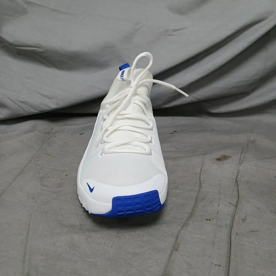UNBOXED PAIR OF NIKE FREE WHITE AND BLUE TRAINERS - SIZE 7