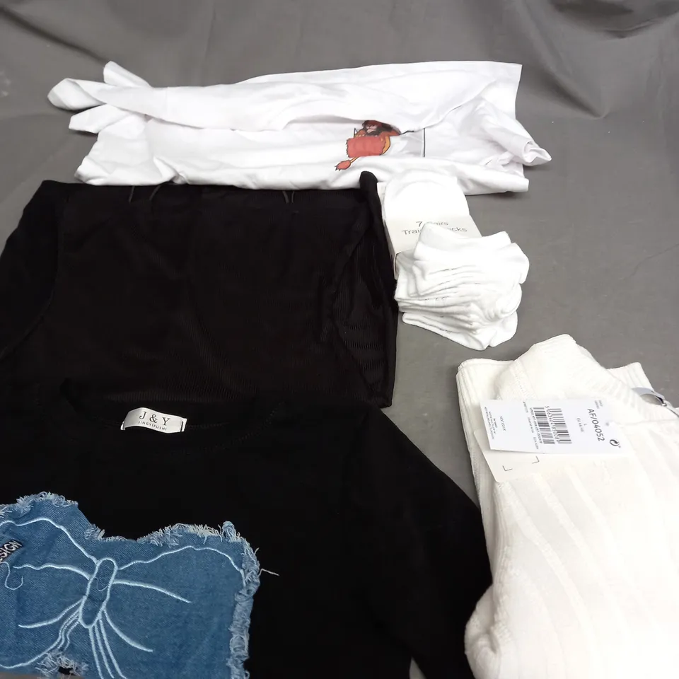 BOX OF APPROXIMATELY 25 ASSORTED CLOTHING ITEMS TO INCLUDE - SOCKS , T-SHIRT , JUMPER ETC