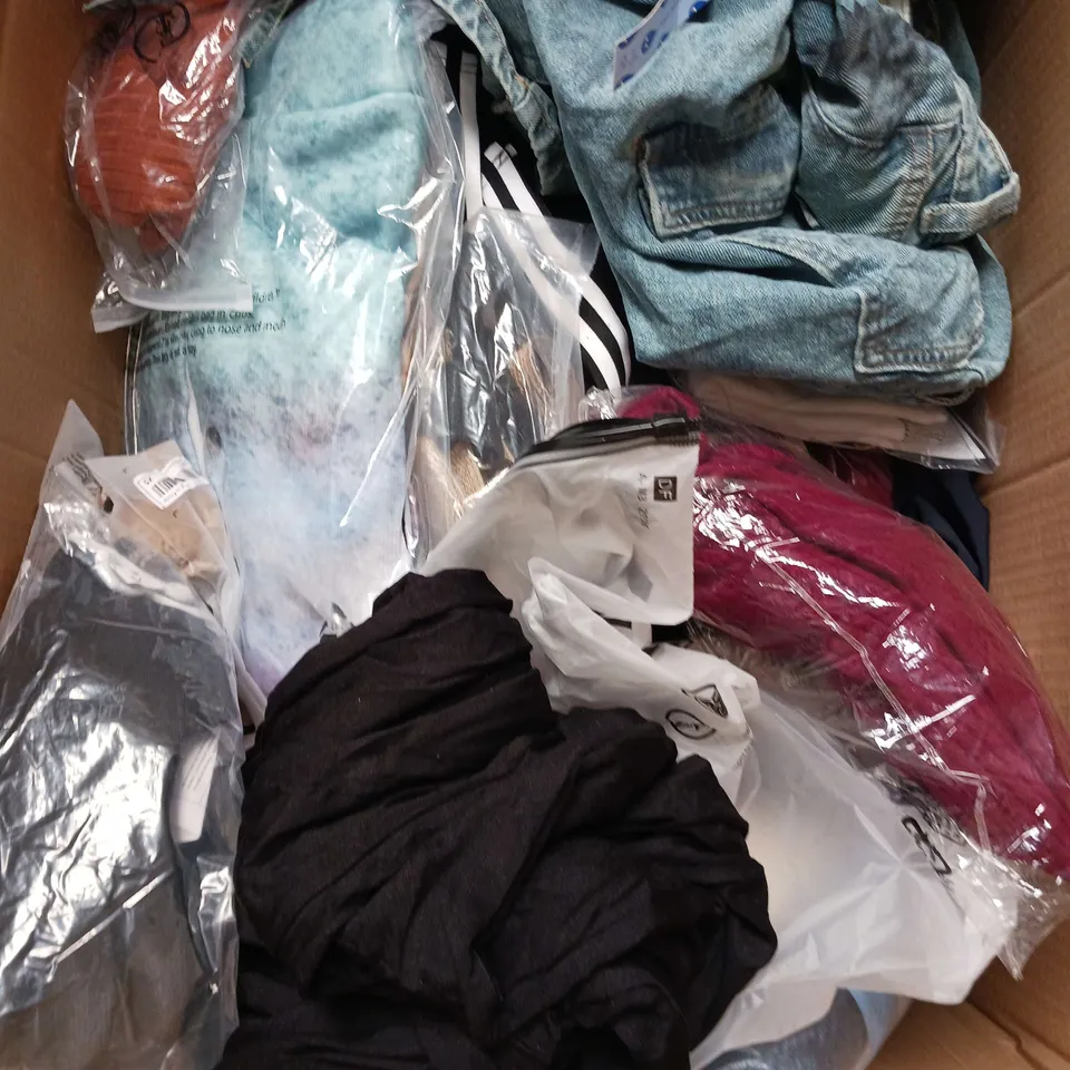 APPROXIMATELY 20 ASSORTED CLOTHING ITEMS IN VARIOUS SIZES AND STYLES TO INCLUDE - ADANOLA SOCKS, SKIRT, DRESS, ETC