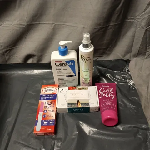 APPROXIMATELY 25 ASSORTED COSMETIC ITEMS INCLUDING CERA VE LOTION, BEAUTY WORKS 10 IN 1 MIRACLE SPRAY, SCRUNCHING JELLY, KILDONAN DISCOVERY SET, PREGNANCY TEST ETC
