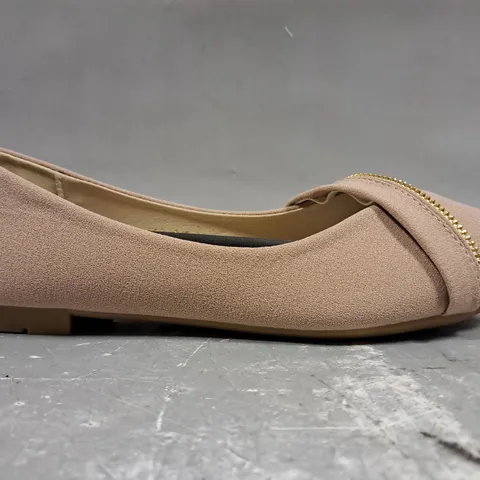 BOXED PAIR OF UNBRANDED WOMEN'S SHOES IN NUDE W. ZIP DETAIL EU SIZE 38