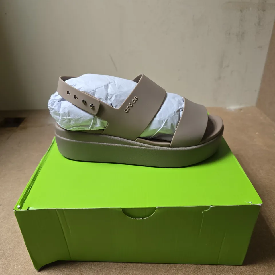 CROCS BROOKLYN LOW WEDGE SANDALS – LATTE/MUSHROOM, UK 6