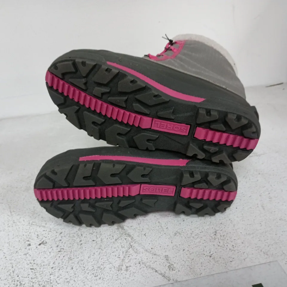 BOXED PAIR OF SOREL YOUTH CUMBERLAND 2 BOOTS IN LIGHT GREY/PINK - UK 5.5