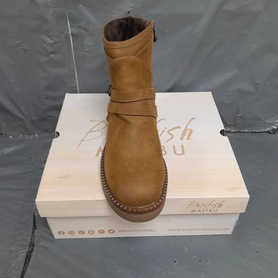 BOXED PAIR OF BLOWFISH MALIBU VEGAN NUBUCK BOOTS IN RUST SIZE 6