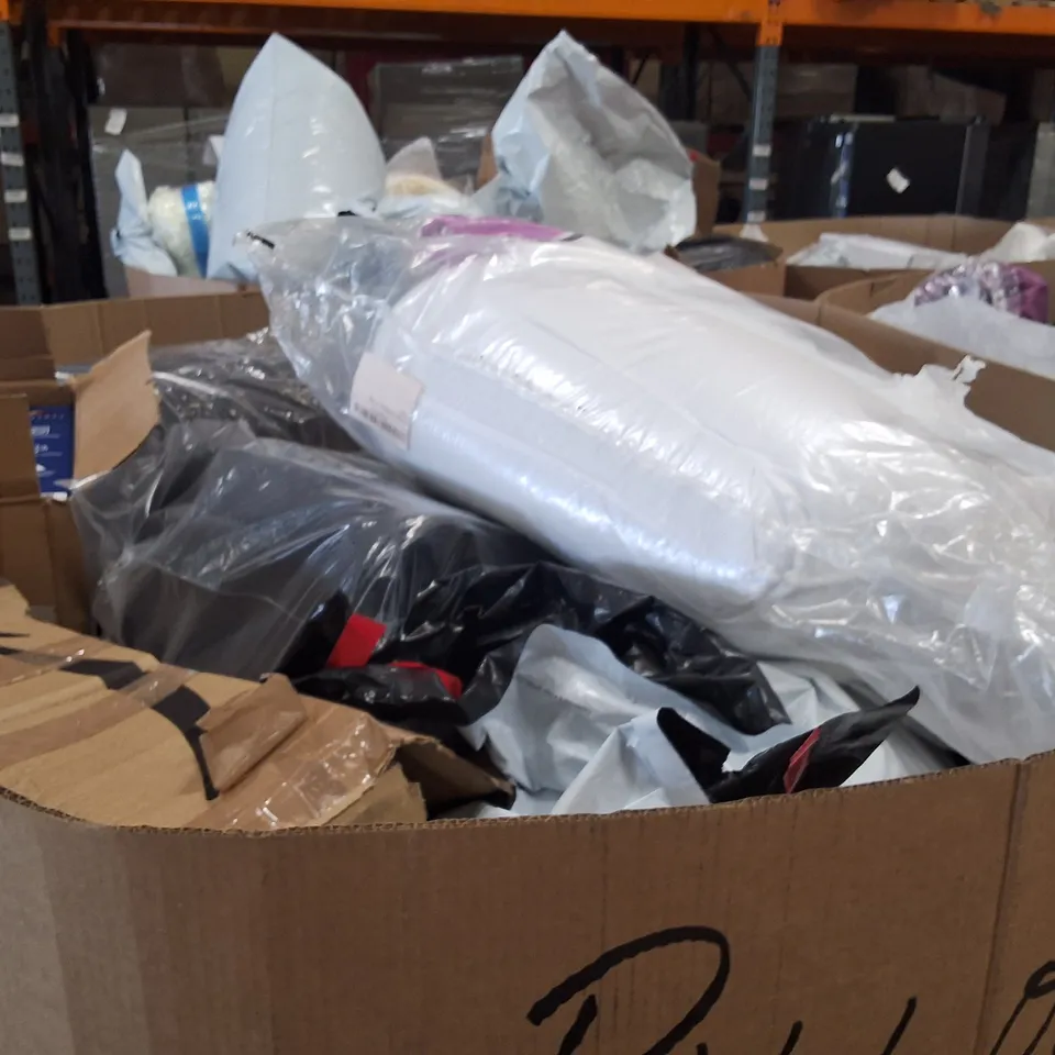 PALLET CONTAINING A LARGE QUANTITY OF PILLOWS