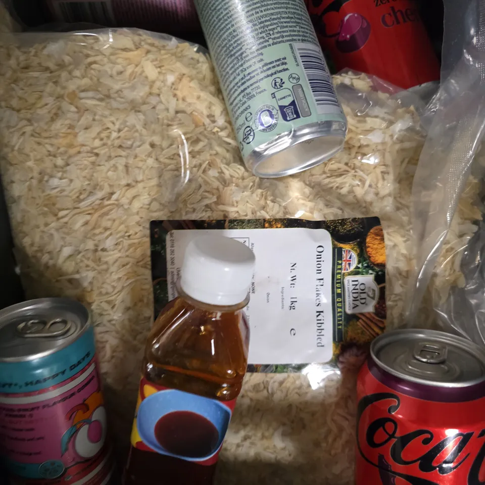 APPROXIMATELY 10 ASSORTED FOOD/DRINK PRODUCTS TO INCLUDE CASHEW NUTS, TRIP DRINK, CHILI SAUCE ETC 