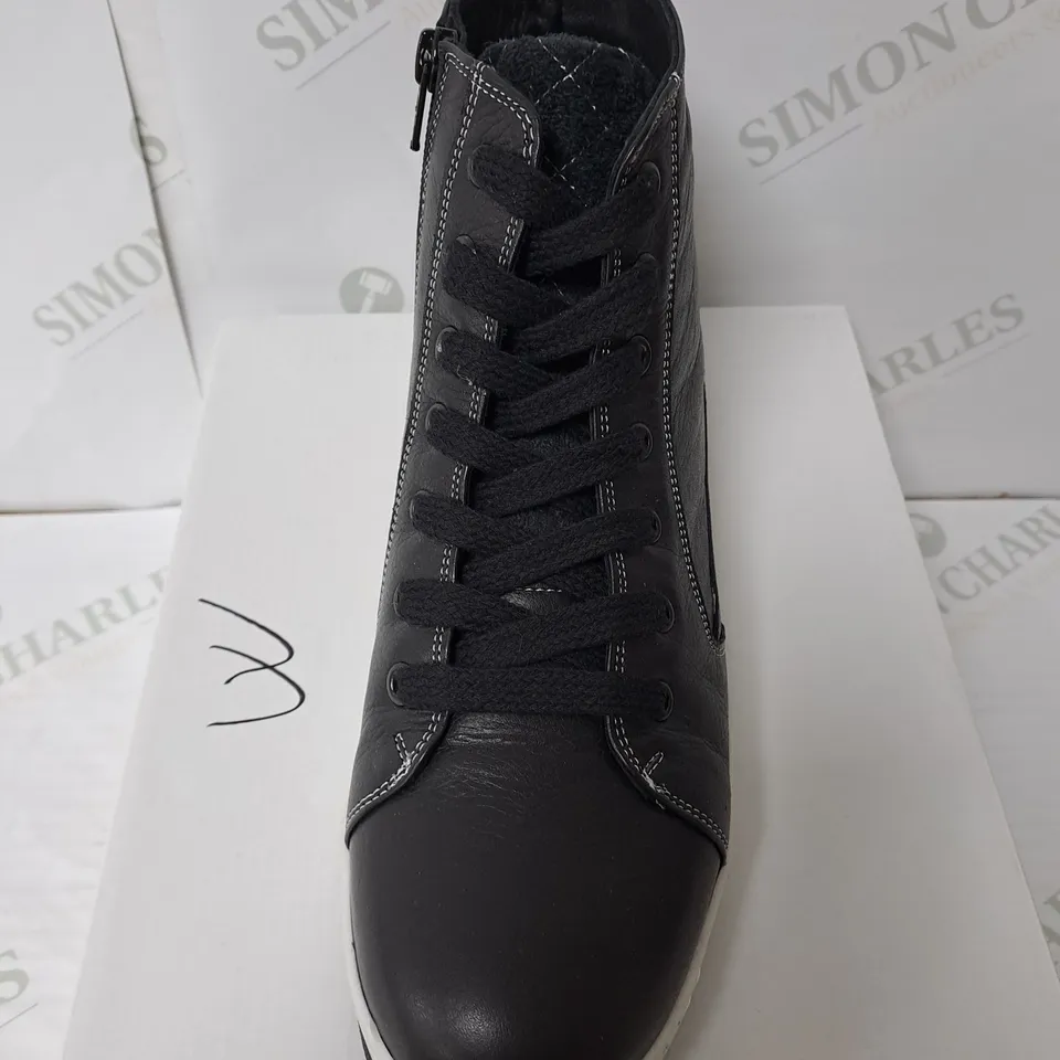 BOXED ADESSO BLACK LEATHER ZIPPED BOOTS SIZE 7