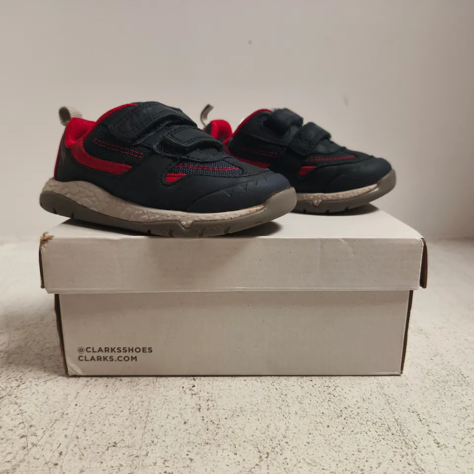 BOXED PAIR OF CLARKS FIRST SHOES STEGGY TAIL VELCRO STRAP TRAINERS IN NAVY/RED SIZE 5.5
