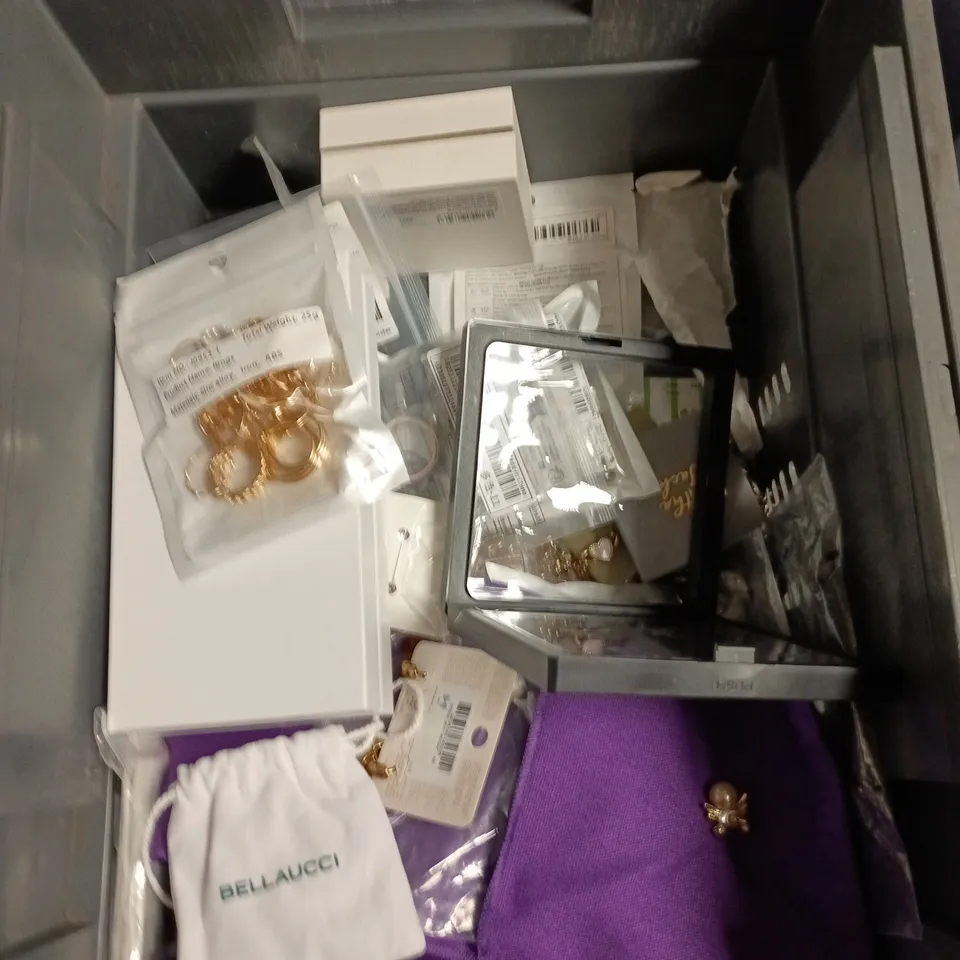 JOB LOT OF APPROXIMATEY 15 ASSORTED JEWELLERY/JEWELLERY ITEMS TO INCLUDE:BELLAUCCI BRACELET AND DECORATIVE PIN  