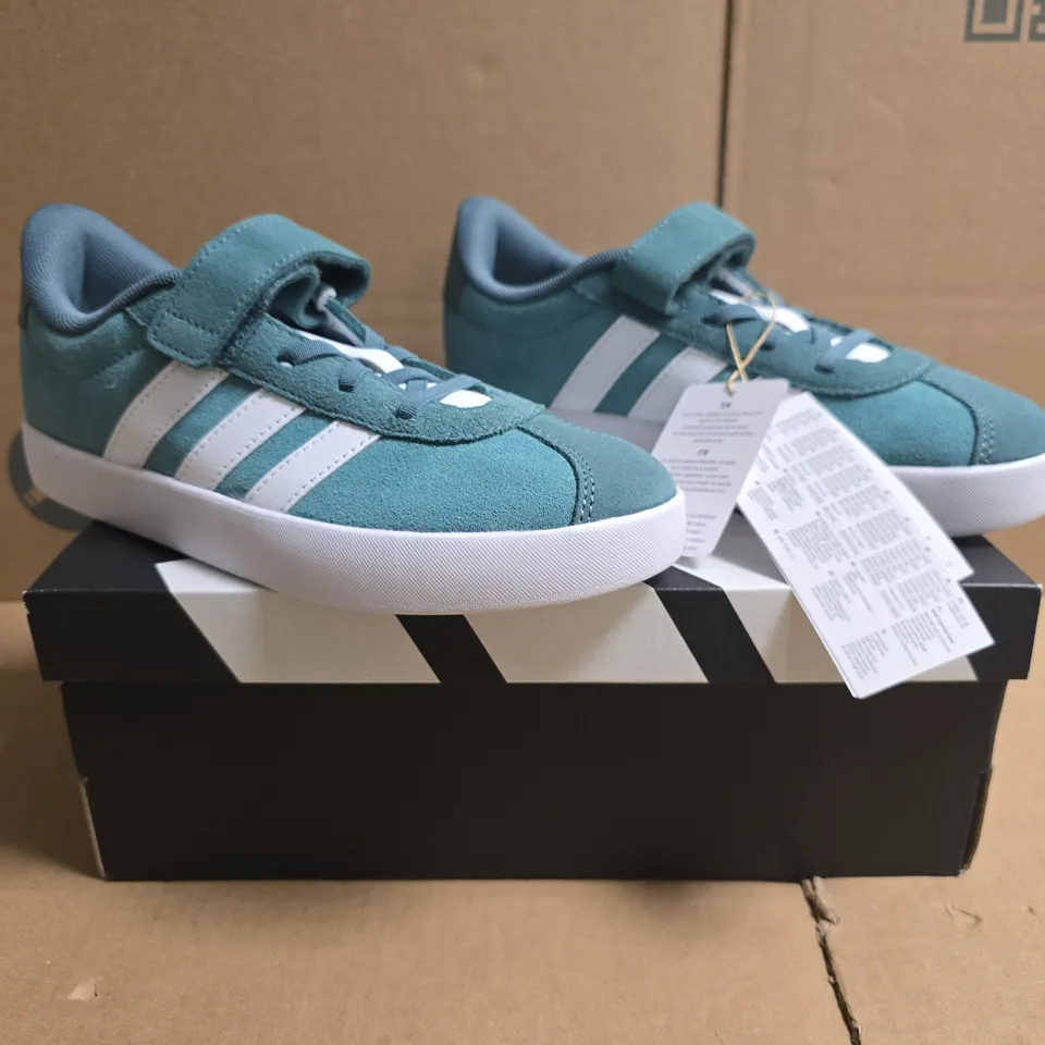 BOXED PAIR OF ADIDAS VL COURT 3.0 EL TRAINERS IN TEAL/WHITE SIZE UK 2.5