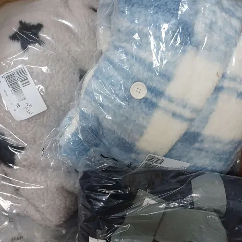 APPROX 8 DIFFERENT THROWS AND COAT FAUX FUR.