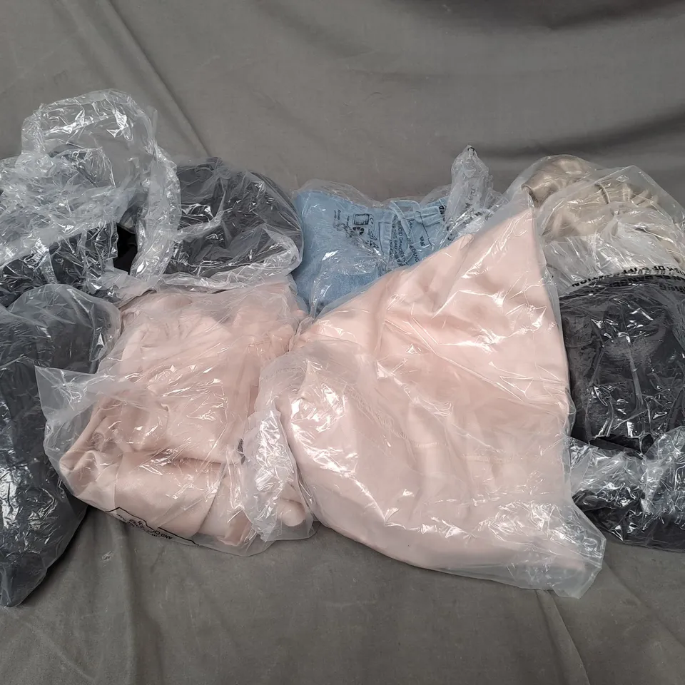 APPROXIMATELY 20 ASSORTED CLOTHING ITEMS IN VARIOUS STYLES AND SIZES 