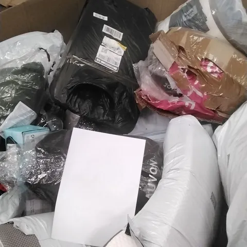 PALLET CONTAINING A LARGE QUANTITY OF PILLOWS ETC