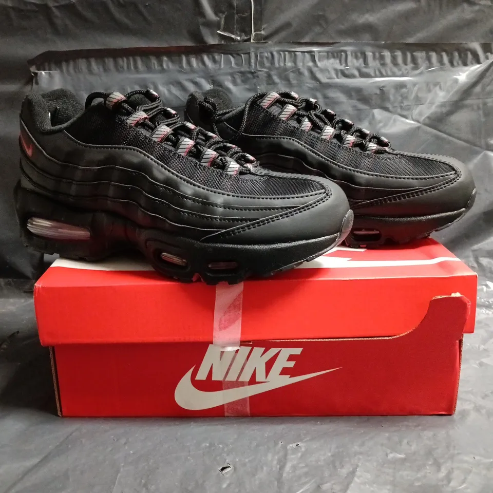 BOXED PAIR OF NIKE AIR MAX 95 TRAINERS IN BLACK/GREY SIZE UK 6