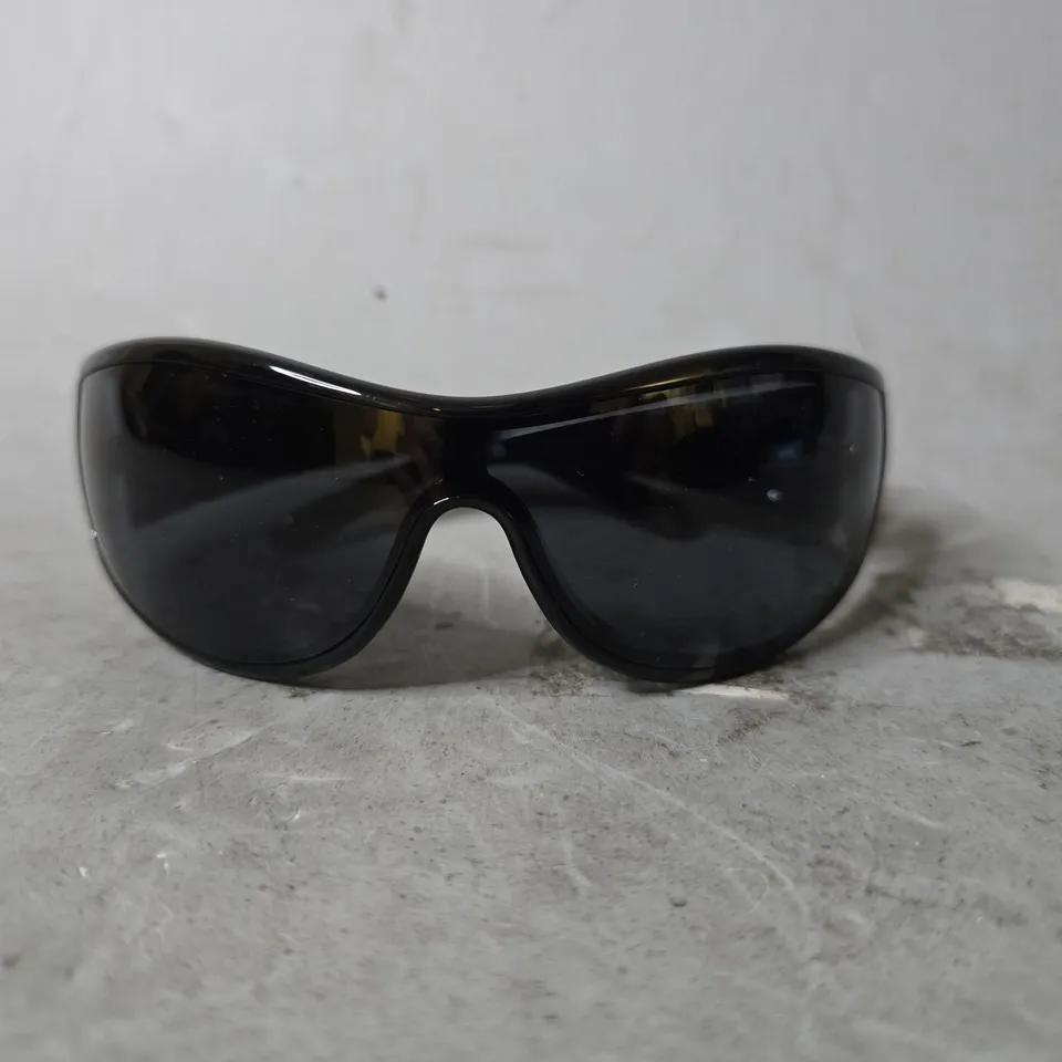 QUAY WRAP AROUND BLACK SUNGLASSES