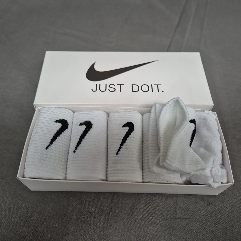 PACK OF 5 WHITE NIKE SOCKS - SIZE UNSPECIFIED