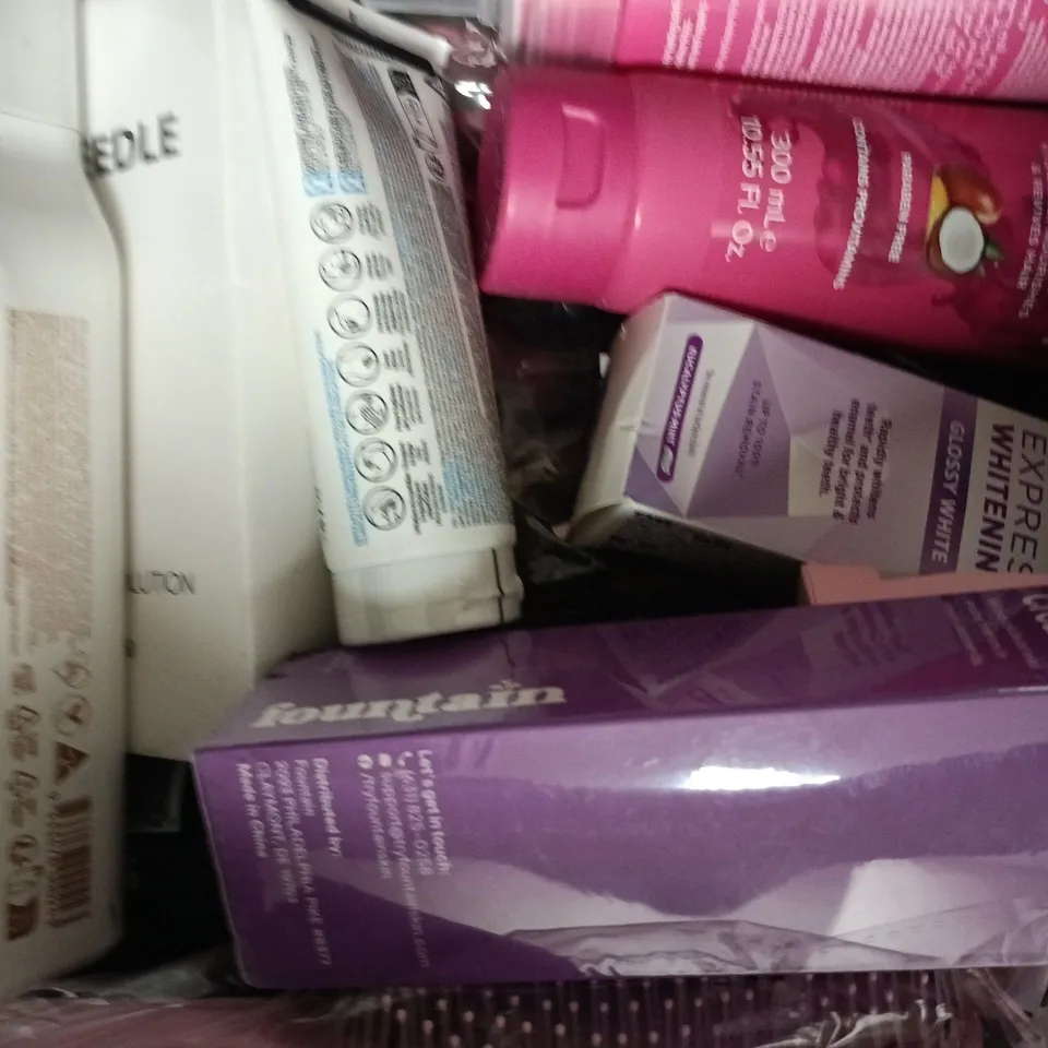 APPROXIMATELY 20 ASSORTED COSMETIC ITEMS TO INCLUDE ORAL-B, BAYLIS & HARDING, ETC - COLLECTION ONLY