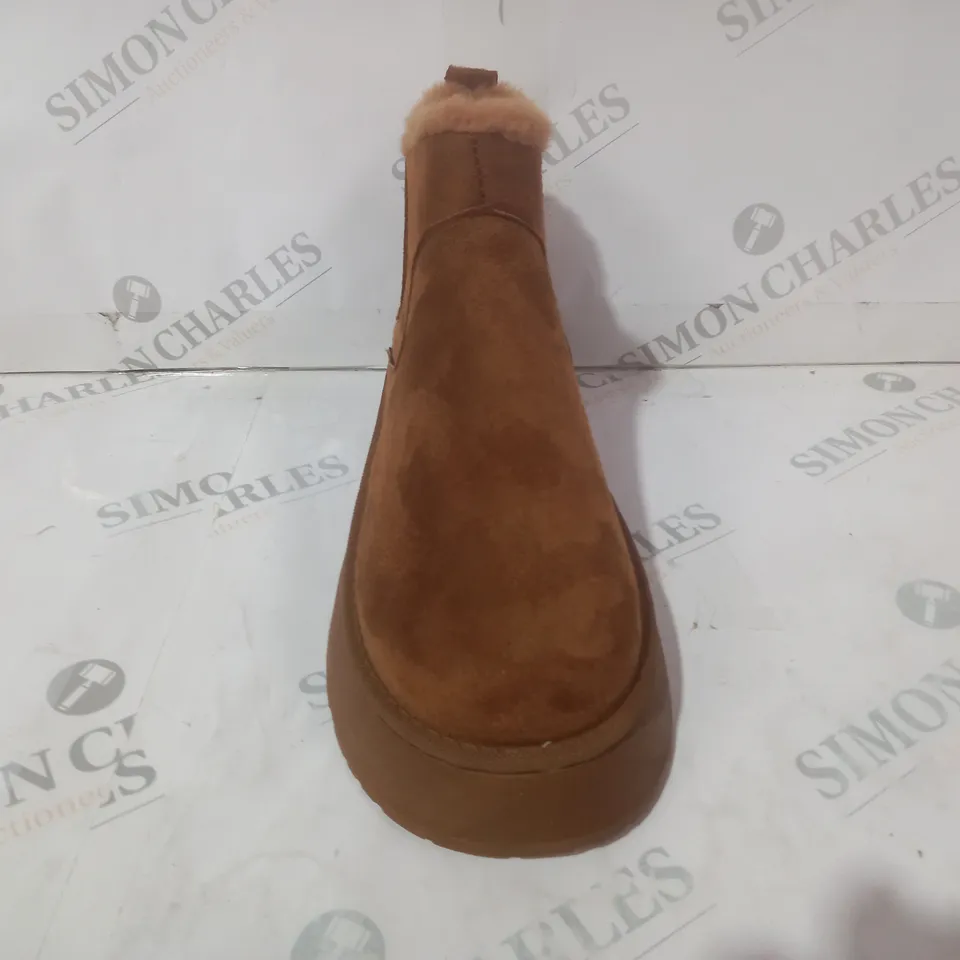BOXED PAIR OF DESIGNER PLATFORM FAUX FUR LINED SHOES IN TAN SIZE UNSPECIFIED