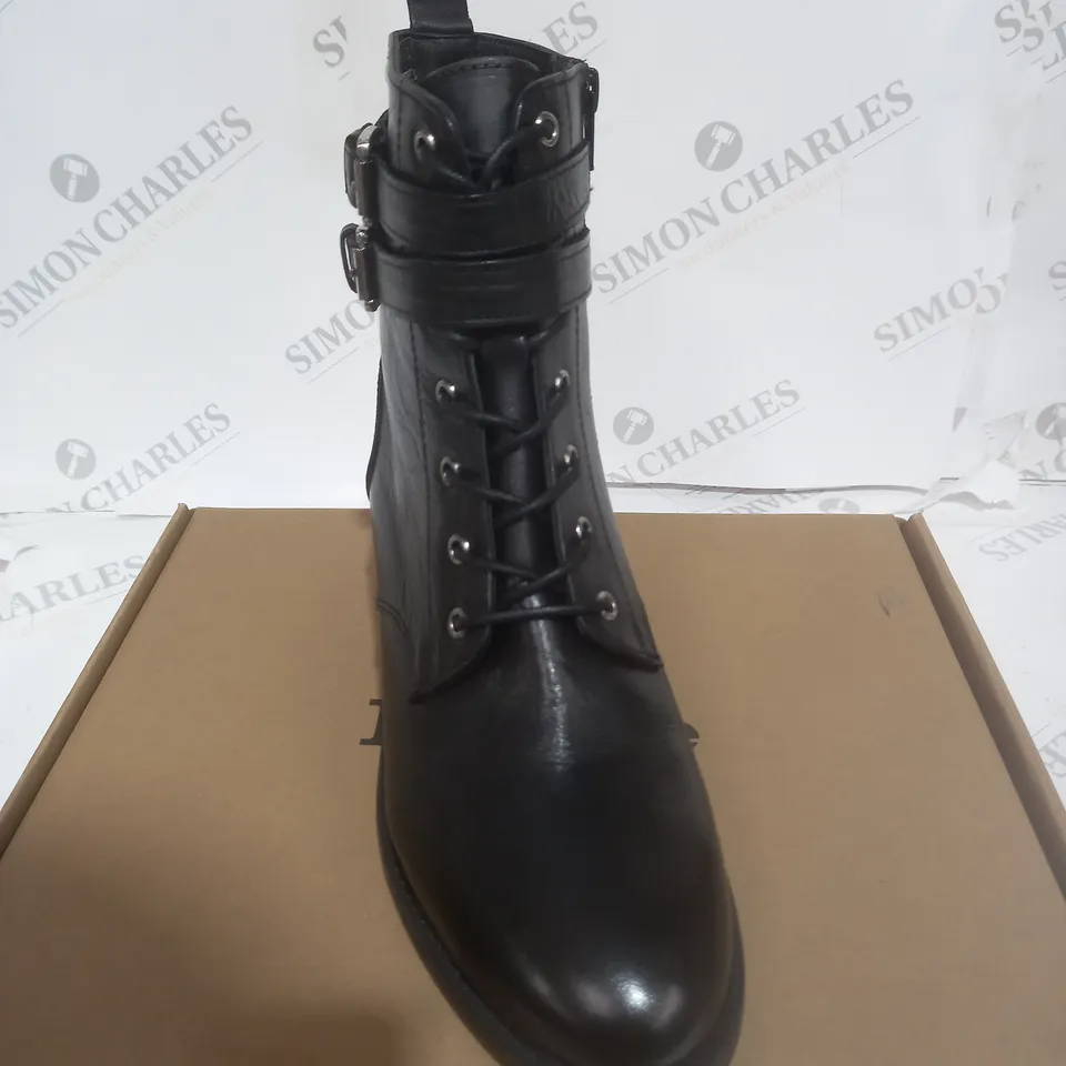 BOXED PAIR OF DUNE PAXAN BOOT BLACK LEATHER SIZE 7