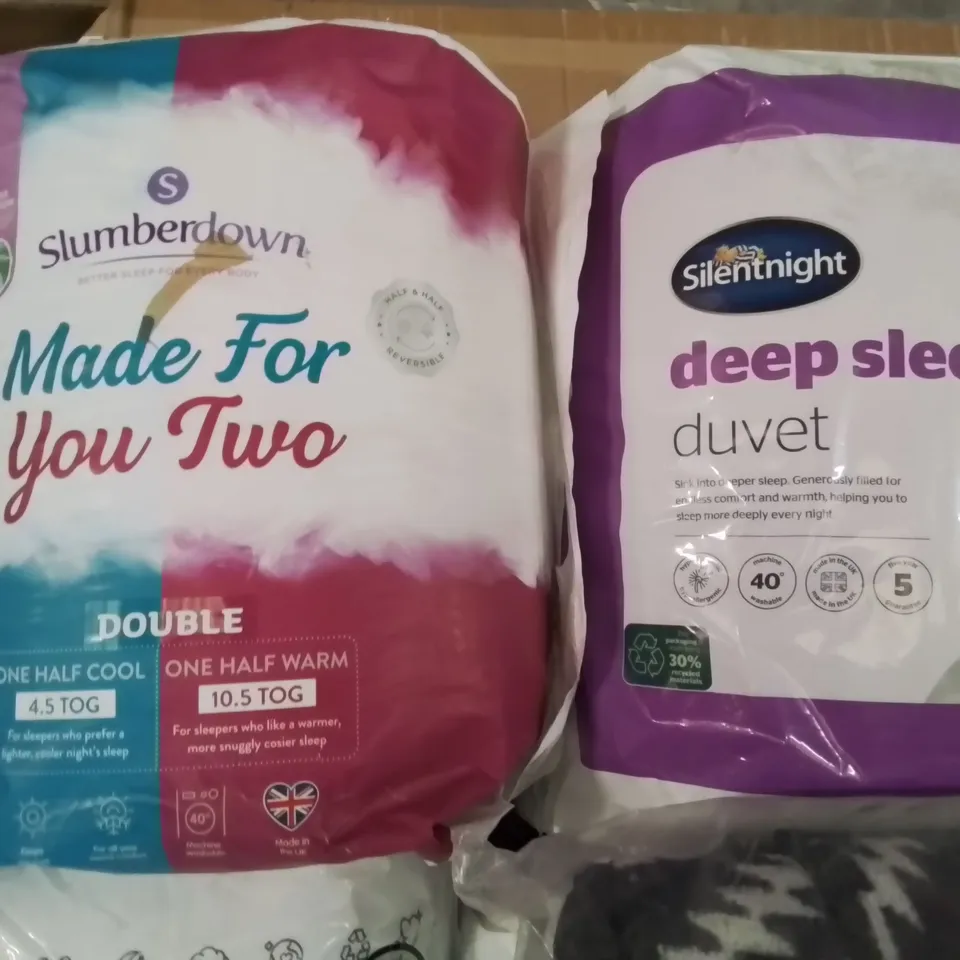 SELECTION OF APPROXIMATELY 10X QUALITY HOUSEHOLDS ITEMS TO INCLUDE X4 DUVETS, CLOTHES AIRER, MATTRESS TOPPER ROLLER BLINDS ETC. (SIZES AND PATTERNS VARY)