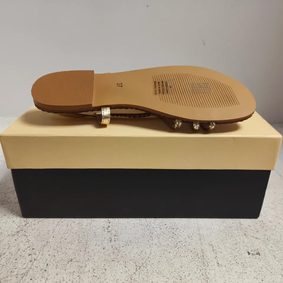 BOXED PAIR OF KURT GEIGER NIMA OPEN TOE FLAT SANDALS IN GOLD SIZE EU 37