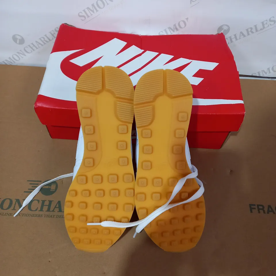 BOXED PAIR OF NIKE WHITE TRAINERS SIZE5