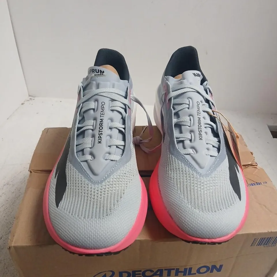 KIPRUN TEMPO RUNNING SHOES – GREY/PINK, UK 10 (EU 44.5) – BOXED