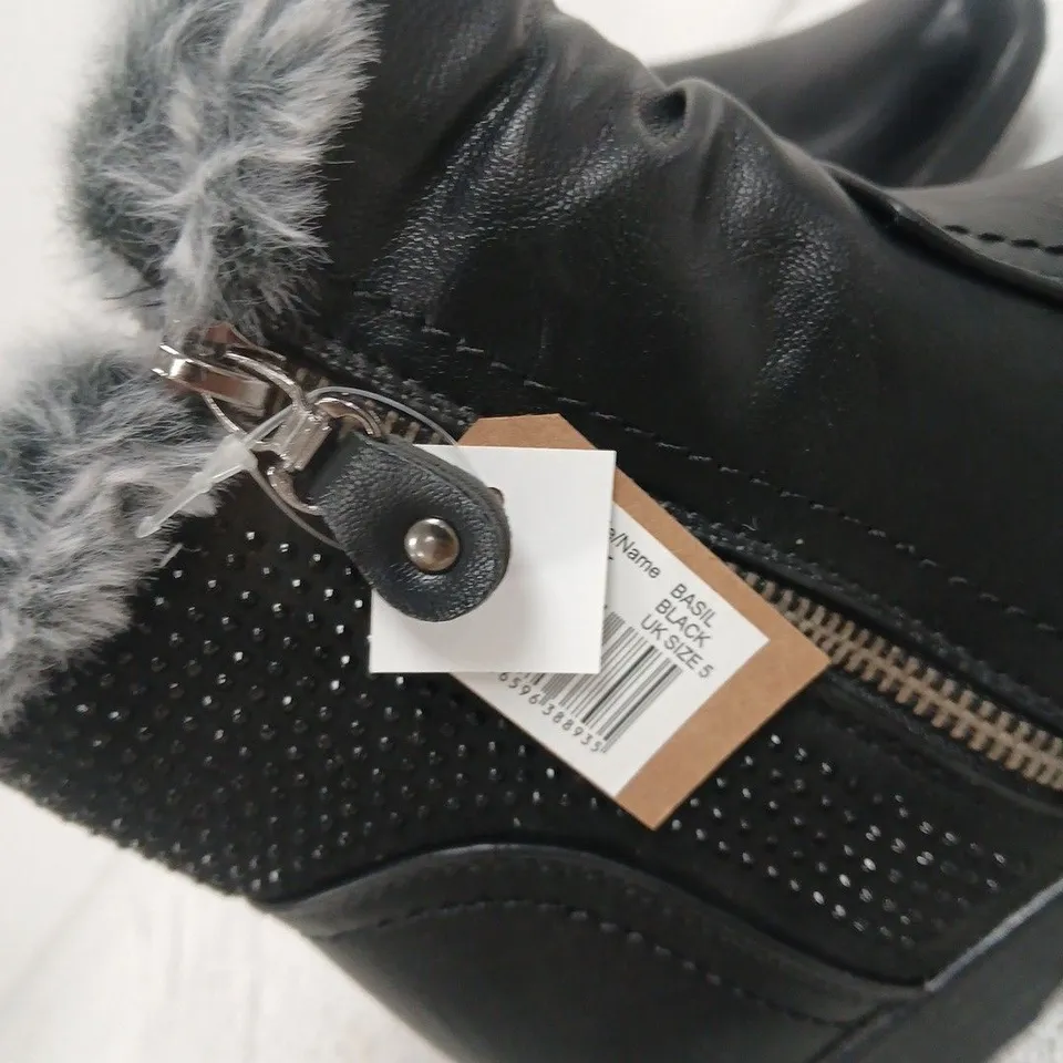 JO & JOE BLACK LEATHER-EFFECT ANKLE BOOTS WITH FAUX FUR LINING – UK 5