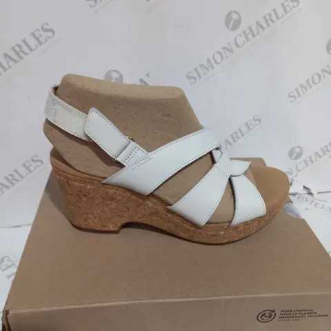 BOXED PAIR OF COLLECTION BY CLARKS OPEN-TOE STRAPPY WEDGE SANDALS IN WHITE SIZE 5