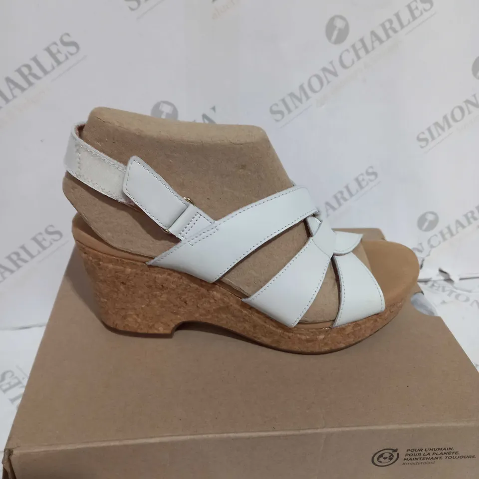 BOXED PAIR OF COLLECTION BY CLARKS OPEN-TOE STRAPPY WEDGE SANDALS IN WHITE SIZE 5