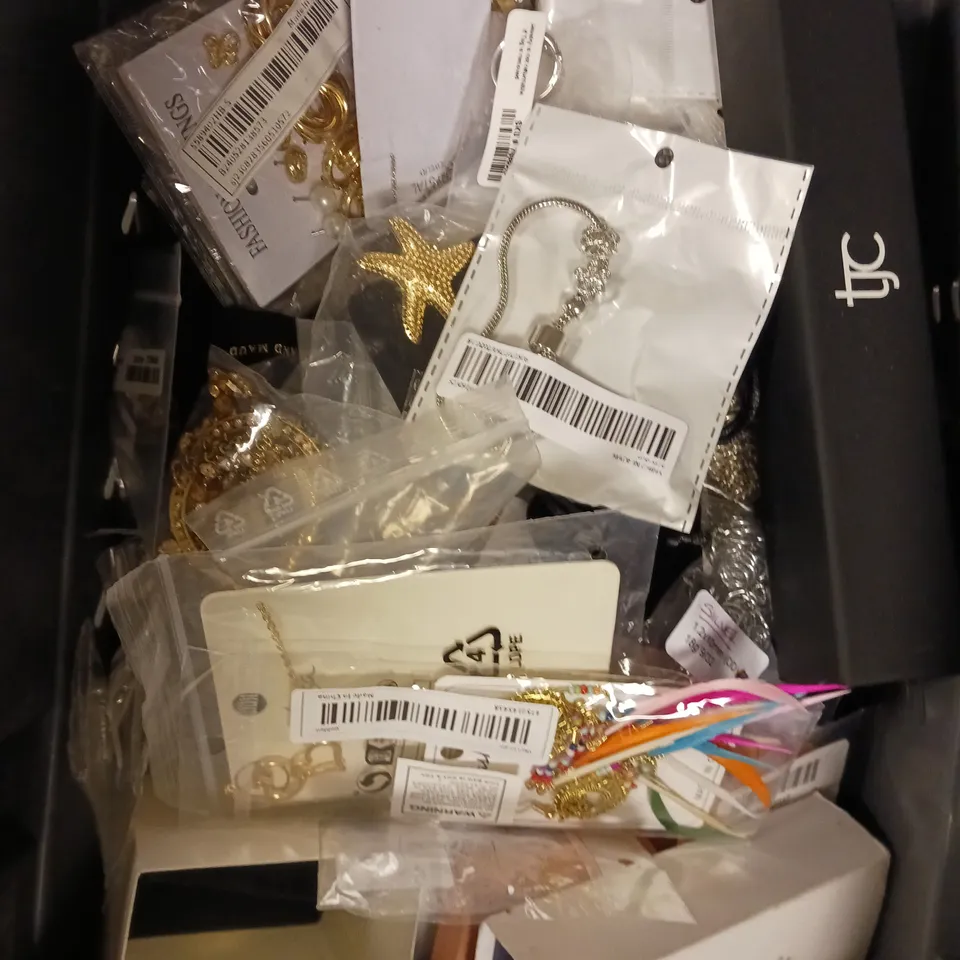 APPROXIMATELY 25 ASSORTED JEWELLERY PRODUCTS TO INCLUDE EARRINGS, WATCHES, BRACELETS ETC 