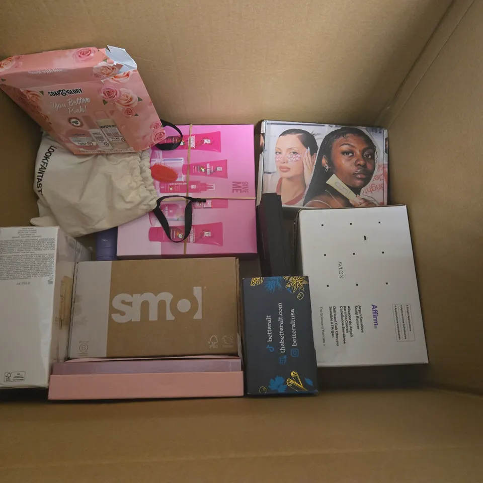 LOT OF APPROXIMATELY 15 ASSORTED HEALTH AND BEAUTY SETS TO INCLUDE BOOTS, BEAUTY BOX AND LUNA