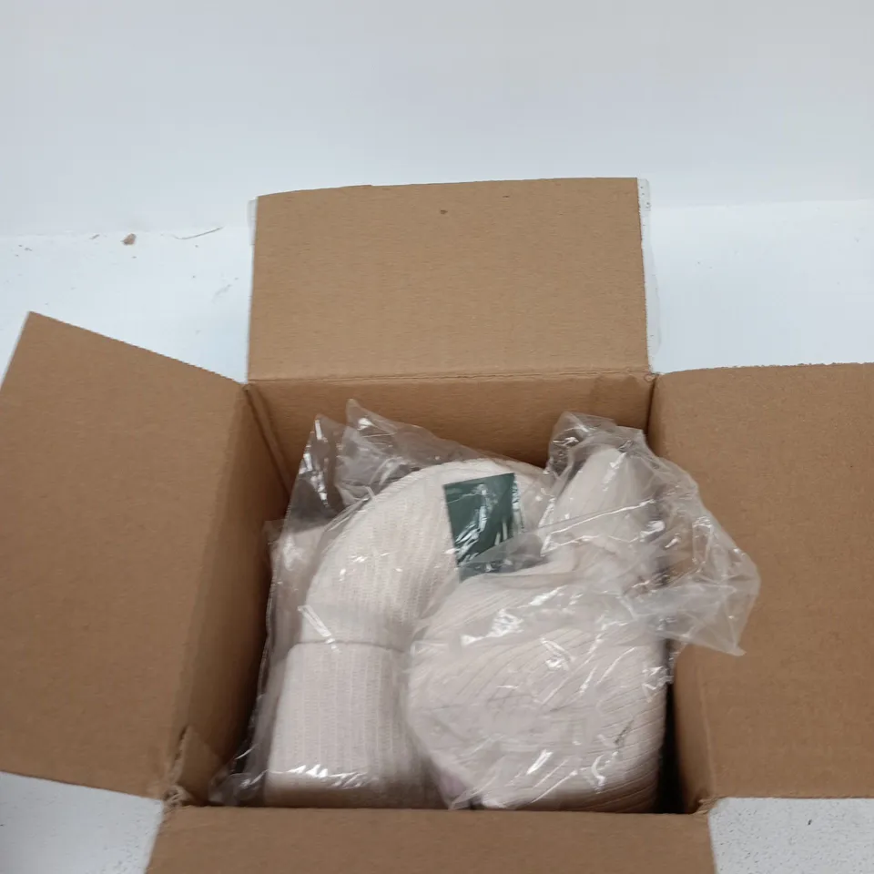 BOX OF APPROXIMATELY 12 CREAM BEANIE HATS IN ASSORTED SIZES 