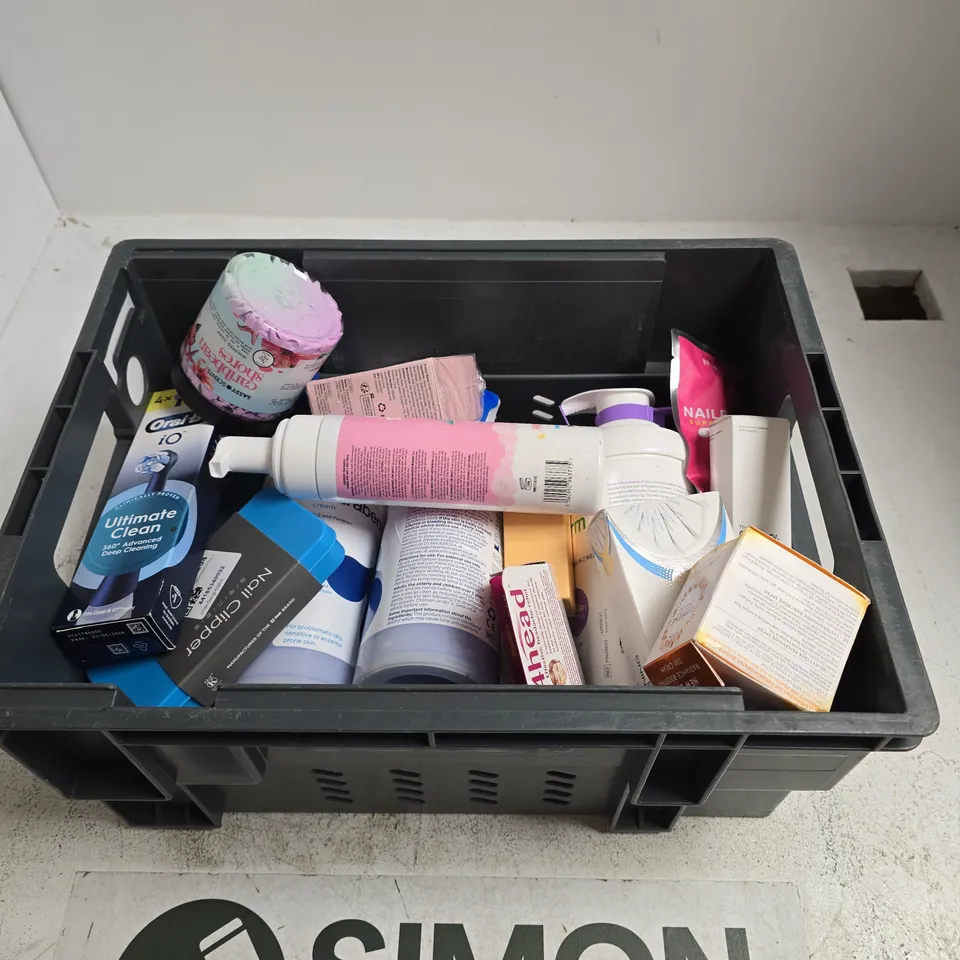 TOTE OF APPROXIMATELY 15 ASSORTED BEAUTY PRODUCTS INCLUDING KIDS STUFF HAIR & BODY WASH, SMILE SCIENCE TEETH WHITENING STRIPS AND 4HEAD 90% W/W CUTANEOUS STICK