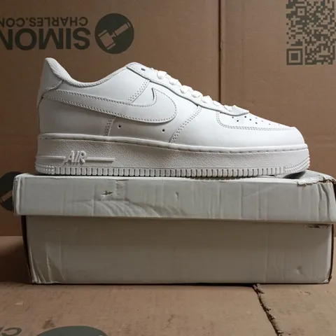 BOXED PAIR OF NIKE AIR FORCE 1 '07 TRAINERS IN WHITE SIZE UK 9.5