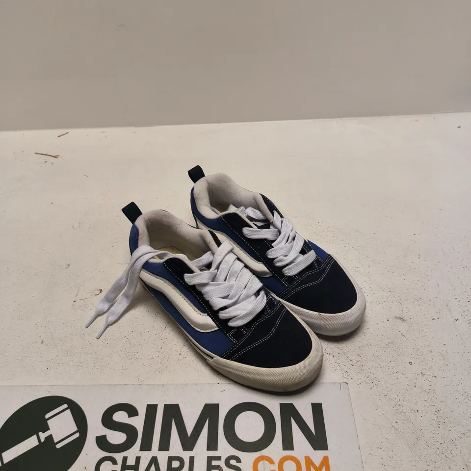 VANS OLD SKOOL SNEAKERS – NAVY/WHITE – UK 8 (US 9, EU 42)