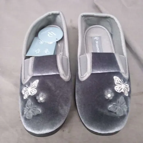 APPROXIMATELY 14 PAIRS OF DR LIGHTFOOT GREY SLIPPERS IN ASSORTED SIZES