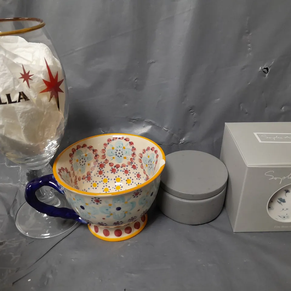 BOX OF APPROXIMATELY 6 ASSORTED ITEMS TO INCLUDE - STELLA GLASS , FLORAL MUG , FINE BONE CHINA MUG ETC