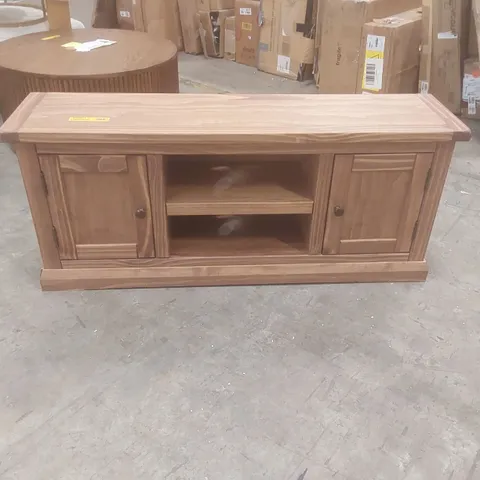 HENSLEE TV STAND FOR TVS UP TO 55" COLOUR: WALNUT/ANTIQUE BRASS