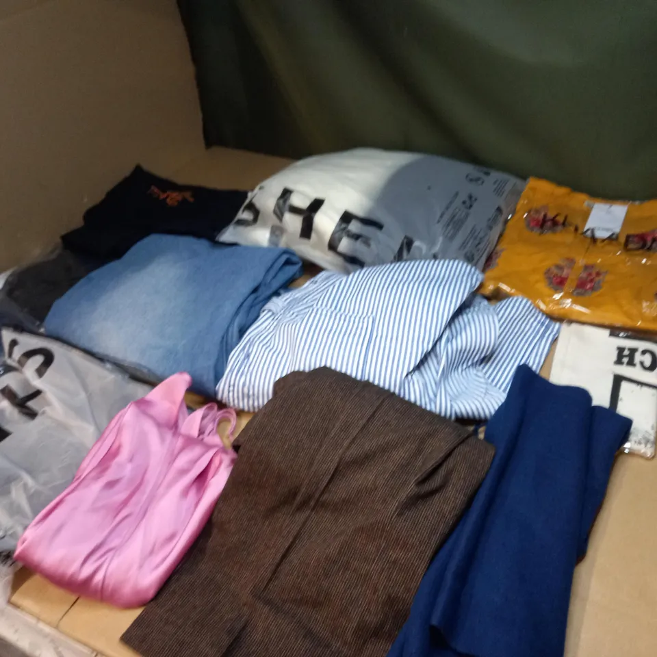 LOT OF APPROX 20 ASSORTED CLOTHING ITEMS TO INCLUDE JUMPERS, JEANS AND T-SHIRTS