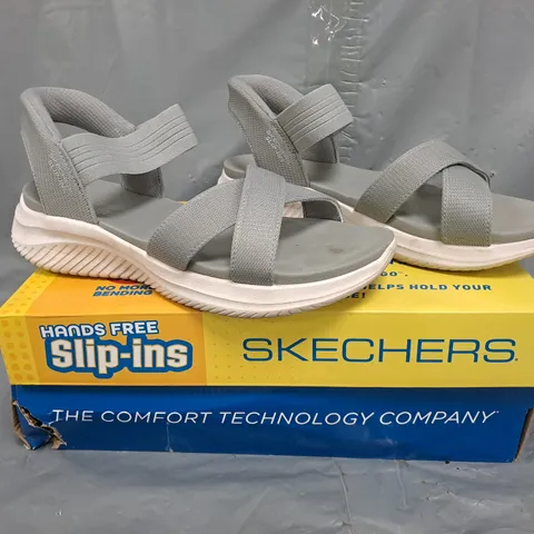 BOXED PAIR OF SKECHERS ULTRA FLEX OPEN TOE SLIP-IN SANDALS IN GREY SIZE 5