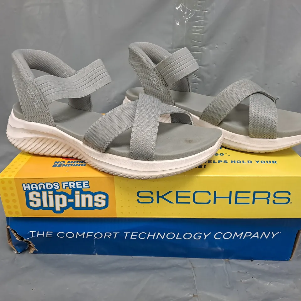 BOXED PAIR OF SKECHERS ULTRA FLEX OPEN TOE SLIP-IN SANDALS IN GREY SIZE 5