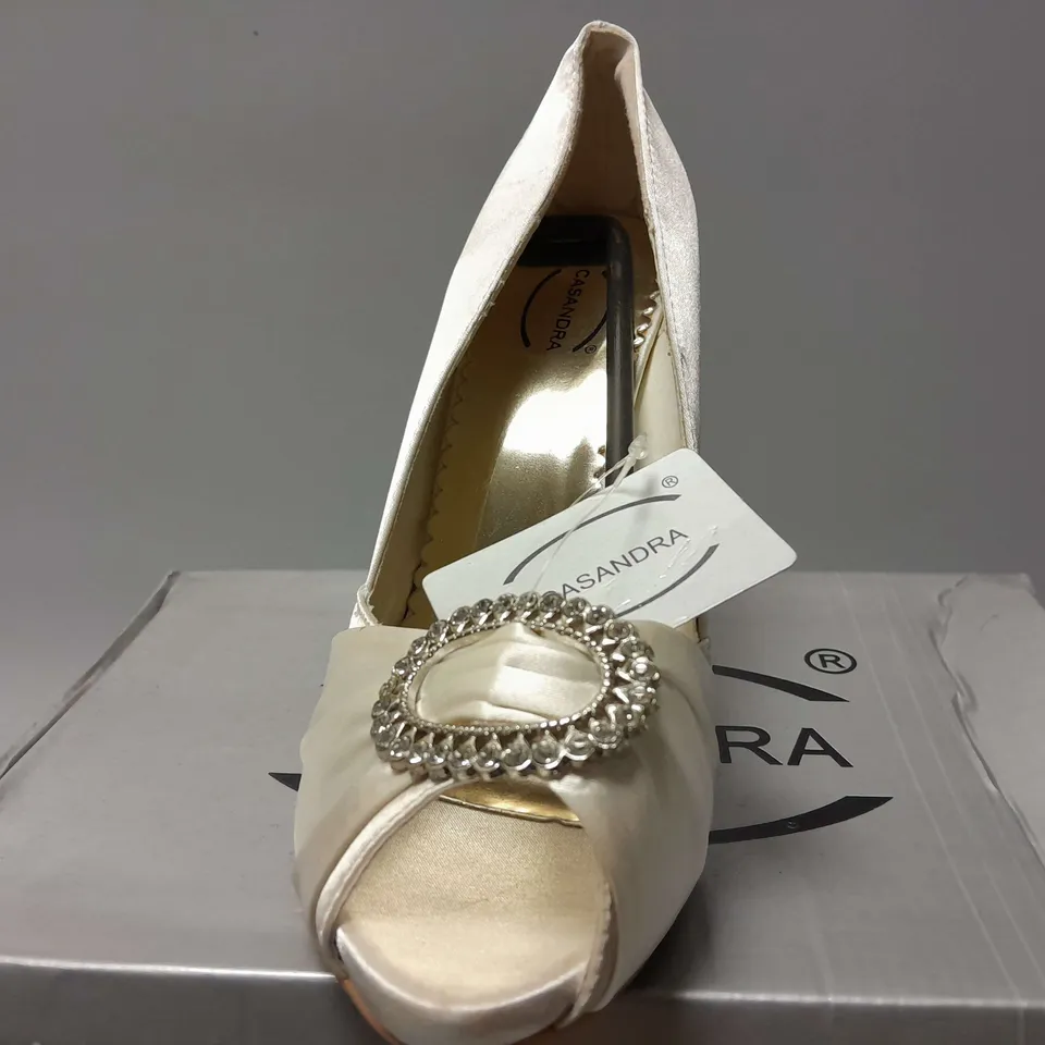 12 BOXED CASANDRA OPEN TOE HEELS IN IVORY IN VARIOUS SIZES