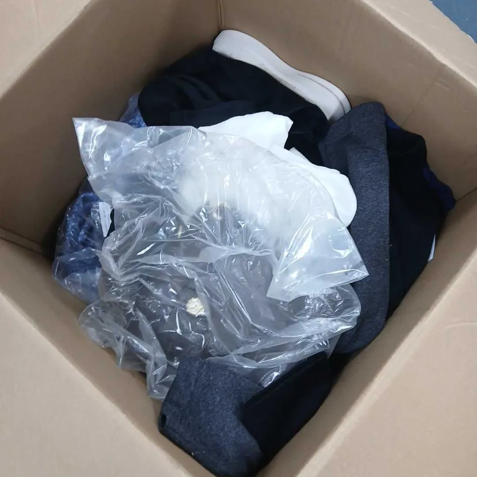 BOX OF APPROXIMATELY 18 ASSORTED ITEMS TO INCLUDE: ONLY LONGLINE PUFFER 
