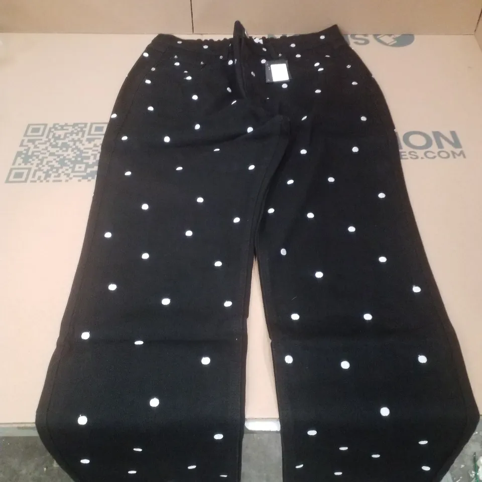 BOX CONTAINING APPROXIMATELY 7 BRAND NEW SIMPLY BE BLACK STRAIGHT SPOT LEGGED JEANS - SIZE 16R
