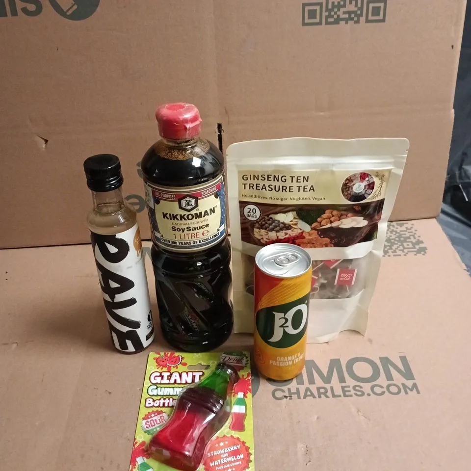 APPROXIMATELY 10 ASSORTED FOOD AND DRINK ITEMS TO INCLUDE - RAVE CARAMEL SYRUP, KIKKOMAN SOY SAUCE AND J20 ORANGE AND PASSIONFRUIT DRINK