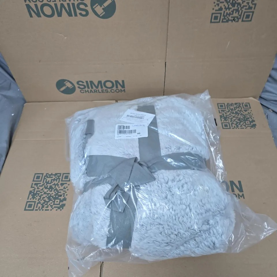 CAGE OF APPROXIMATELY 16 ASSORTED ITEMS TO INCLUDE: COZEE HOME FAUX FUR THROW